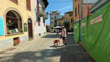 Barolo 'daki resimli sokakları ve yerel hayatı keşfediyor.