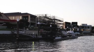 Tekne gün batımında marinada geziyor.