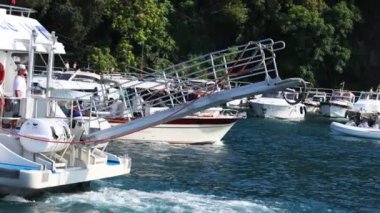 Sürat teknesi geçerken feribot yanaşıyor.