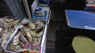 Satıcı müşteriye deniz ürünleri satıyor.