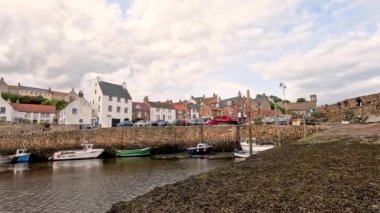 Manzaralı Crail limanına yanaşan tekneler