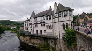 Nehir tarihi bina ve köprüden akıyor