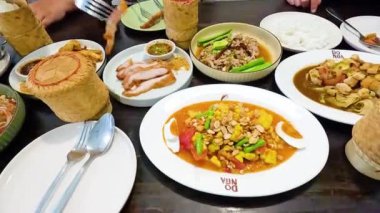 Isan mutfağının canlı bir gösterisi.