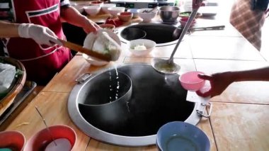 Erişteleri takım çalışması ve hassasiyetle hazırlıyorum.