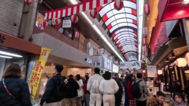 Canlı Japon pazar caddesini keşfeden turistler