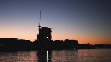 Bir inşaat sahasının arkasında gün batımının zaman aşımı