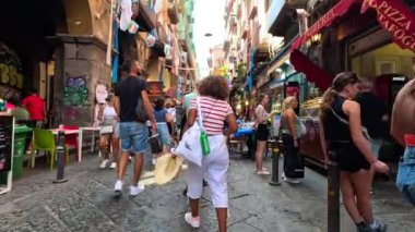 İnsanlar canlı bir sokak pazarını keşfediyorlar.