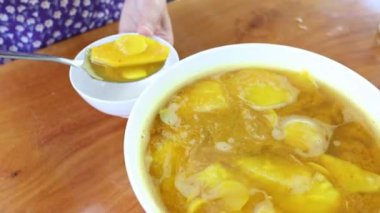 Baharatlı balık çorbasını kaselere doldurmak.