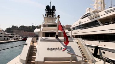 Monte Carlo iskelesine bir yat yanaştı.