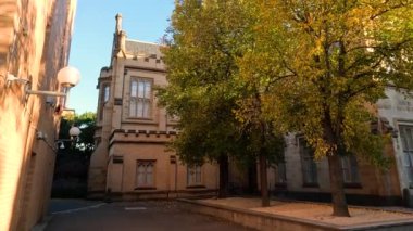 Tarihi bir üniversite binasını aydınlatan gün doğumu