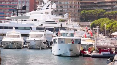 Monte Carlo 'nun manzaralı arka planıyla kenetlenmiş yat.