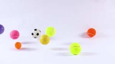 Beyaz bir alanda zıplayan çeşitli toplar.