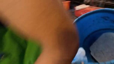 İşçiler malları işlek bir pazarda taşıyorlar