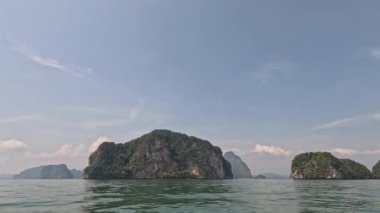 Manzaralı bir ada manzarasının sakin bir ilerleyişi.