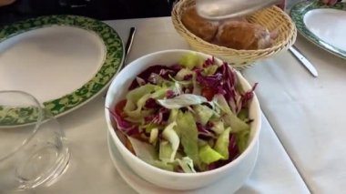 Yemek masasında salata fırlatmak.