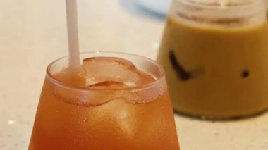 Süslü bir kafede servis edilen buzlu çay ve kahve.