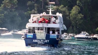Napoli, İtalya 'daki Sorrento limanından kalkan feribot.