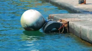 Şamandıra usulca sallanıyor rıhtımda