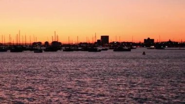 Melbourne, Avustralya 'da gün batımında tekneler