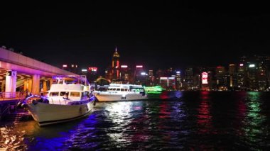 Tekneler ve şehir ışıkları suya yansıyor