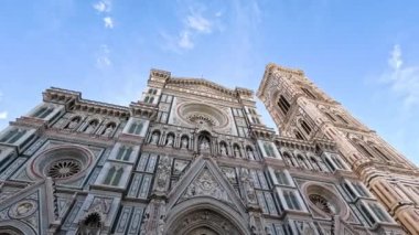 Turistler Floransa Katedrali 'nin karmaşık görünüşüne hayran.