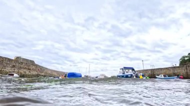 Dysart Limanı 'nda gezinen ve kenetlenen tekneler