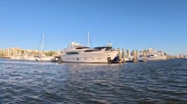 Gold Coast marinasına bir yat yanaştı.