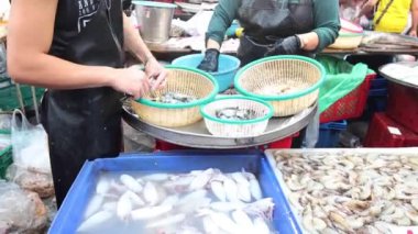 Bir pazar ortamında mürekkep balığını sınıflandırmak ve yıkamak