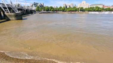 Thames Nehri ve çevresinin manzarası