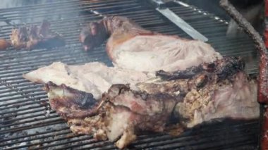 Et kızartıldı ve barbekü yakıldı.