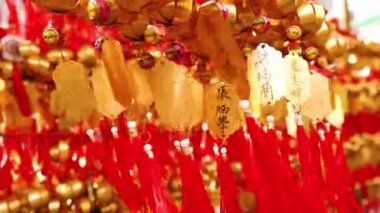 Hong Kong 'da kırmızı püsküllü altın çanlar asılı.