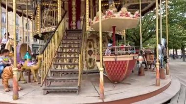 Çeşitli hayvan ve araç koltukları olan renkli bir atlı karınca.