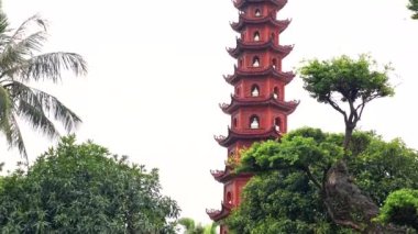 Pagoda, Hanoi, Vietnam 'da ağaçlarla çevrili.