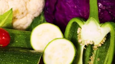 Mavi bir arkaplanda çeşitli sebzeler sergileniyor