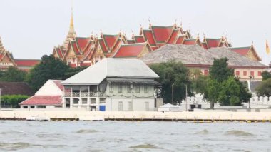Feribot Bangkok nehrindeki tapınaktan geçiyor.