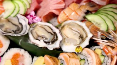 Çeşitli suşi ve sashimi tabakları yakın çekim