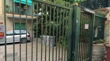 Araç Napoli, İtalya 'da kapıdan geçiyor.