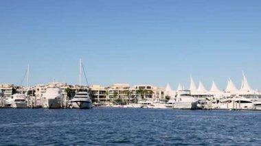 Yatlar güneşli bir marinaya yanaştı.