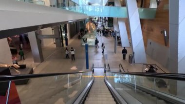 İnsanlar Melbourne Müzesi 'nde yürüyen merdiven kullanıyorlar.