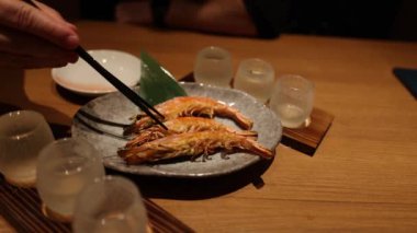 Bir gurme karides tabağı servis etmek ve kaplamak