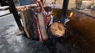 Ateş çukurunda yanan kütükler