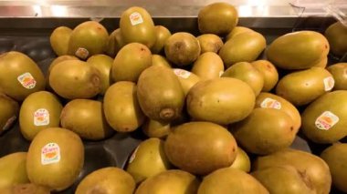 Süpermarket vitrininde taze kiviler düzenlendi