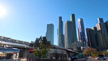 Gökdelenler ve açık mavi gökyüzünün altındaki yerleşim alanları