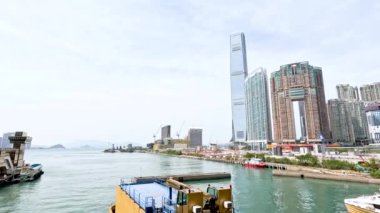 Hong Kong 'un ufuk çizgisi ve limanının panoramik görüntüsü