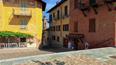 Renkli İtalyan köyünde büyüleyici bir yürüyüş