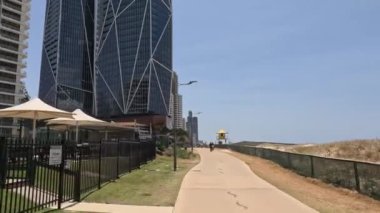 İnsanlar şehir parkında güneşli bir günün tadını çıkarıyorlar.