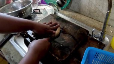 Bulaşıkları elle yıkamanın sıralı adımları