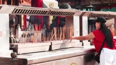 İnsanlar Hong Kong 'da bir tapınakta tütsü sunuyorlar.