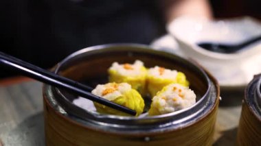 Çubuklar bambu budan hamur köftesi topluyor.