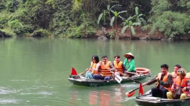 Takım çalışması için kürek çeken bir grup insan.